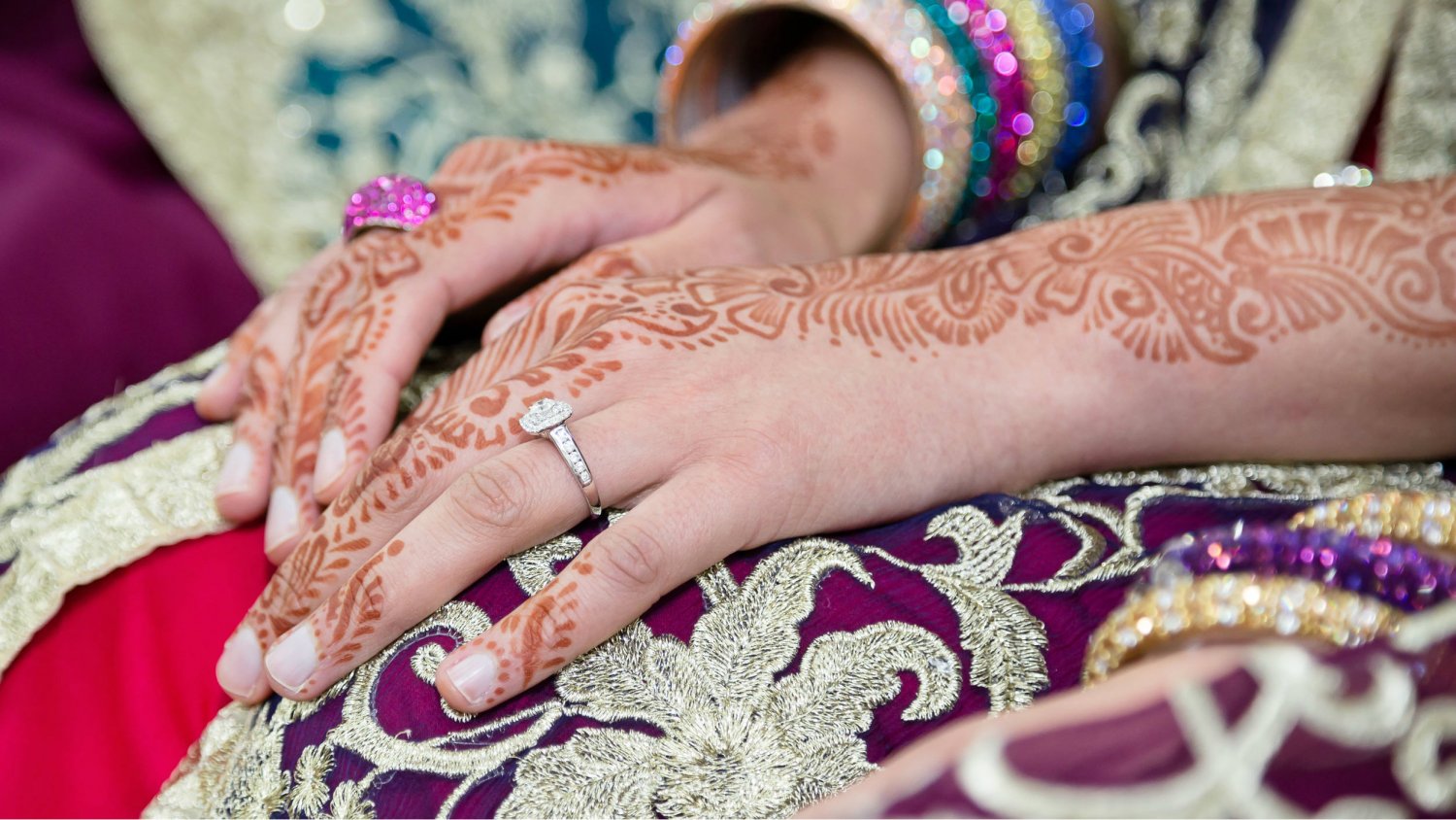 Ozdobione henną ręce to w Maroku tradycja ślubna
