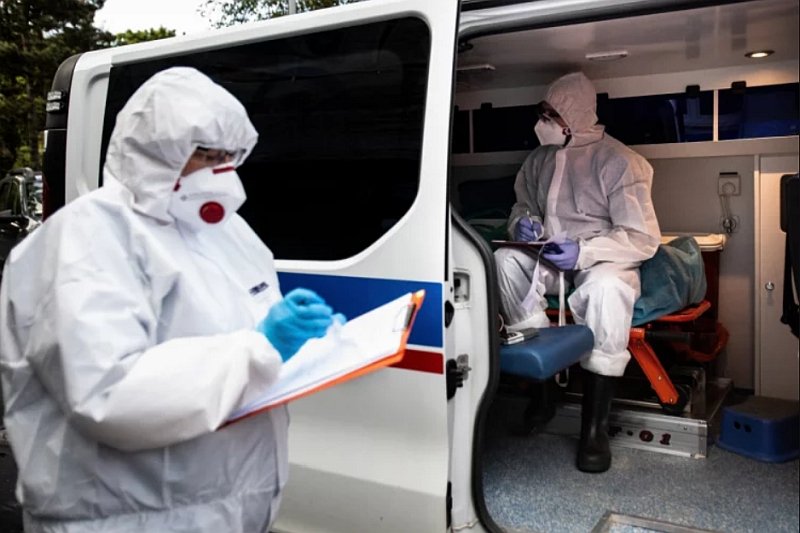 Zdaniem dr Karaudy spory wpływ na tak dużą liczbę zgonów spowodowanych COVID-19 jest fakt, że bardzo często "ludzie umierają w karetkach"