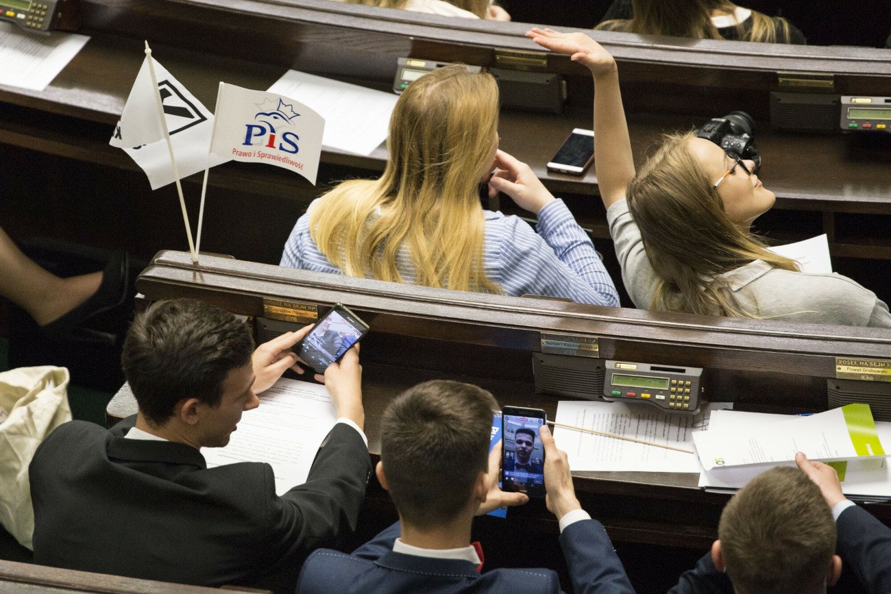 Jak głosują najmłodsi wyborcy? Sondaż preferencji partyjnych wśród młodych.