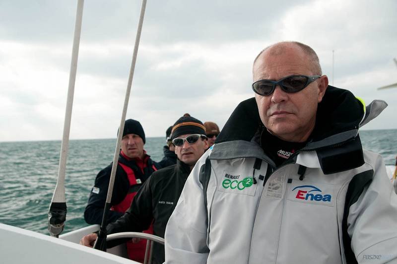 Kapitan Roman Paszke podczas przygotowań do próby bicia rekordu świata