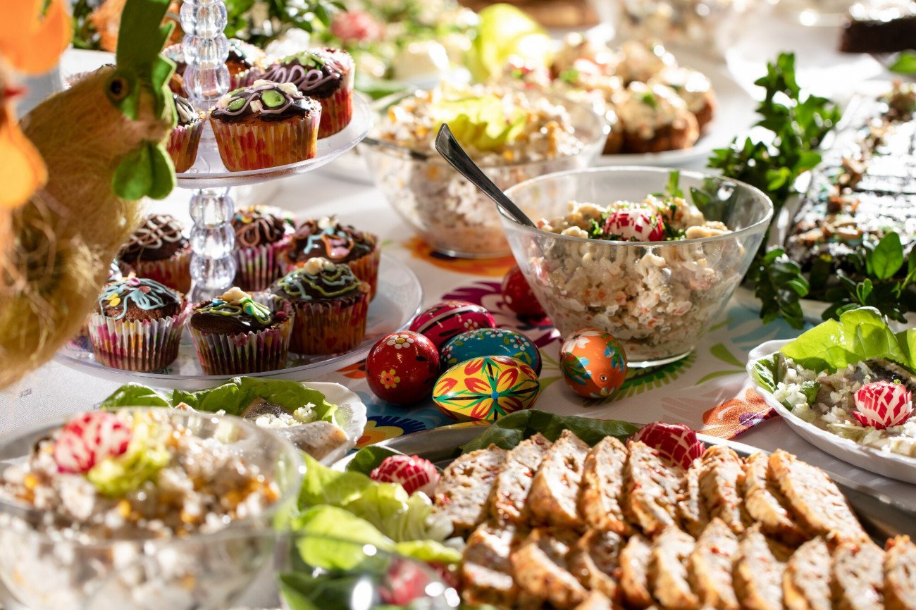Wielkanocny stół kusi wieloma potrawami. Co wybierać, aby potem tego nie odchorować?