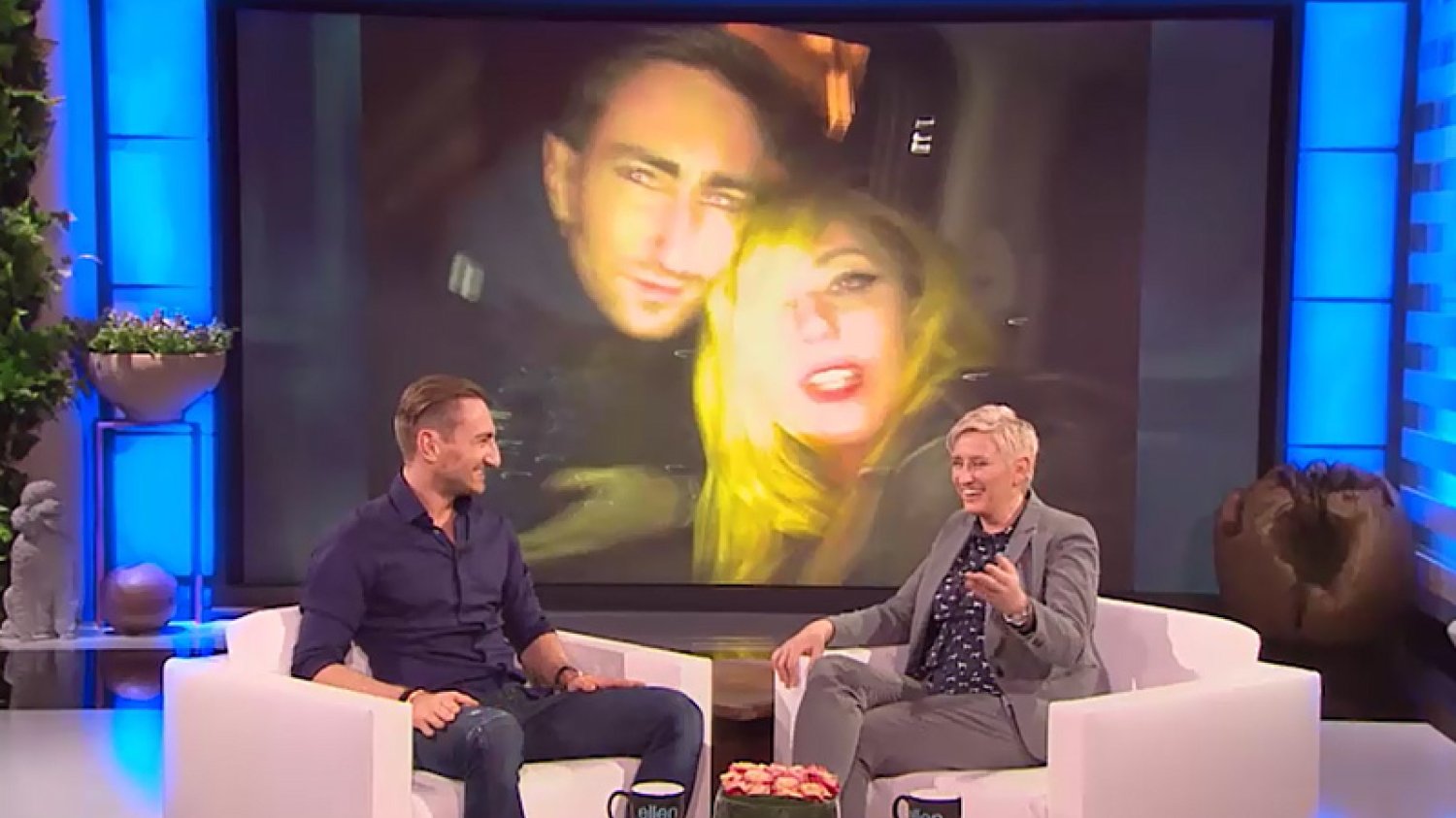 Łukasz Jakóbiak podczas wywiadu z Ellen DeGeneres? Na to wygląda, ale to tylko złudzenie, o które skrupulatnie zadbał vloger i mówca motywacyjny, by wizualizować swoje największe marzenie.