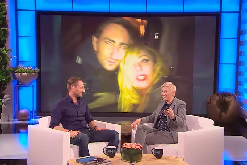 Łukasz Jakóbiak podczas wywiadu z Ellen DeGeneres? Na to wygląda, ale to tylko złudzenie, o które skrupulatnie zadbał vloger i mówca motywacyjny, by wizualizować swoje największe marzenie.