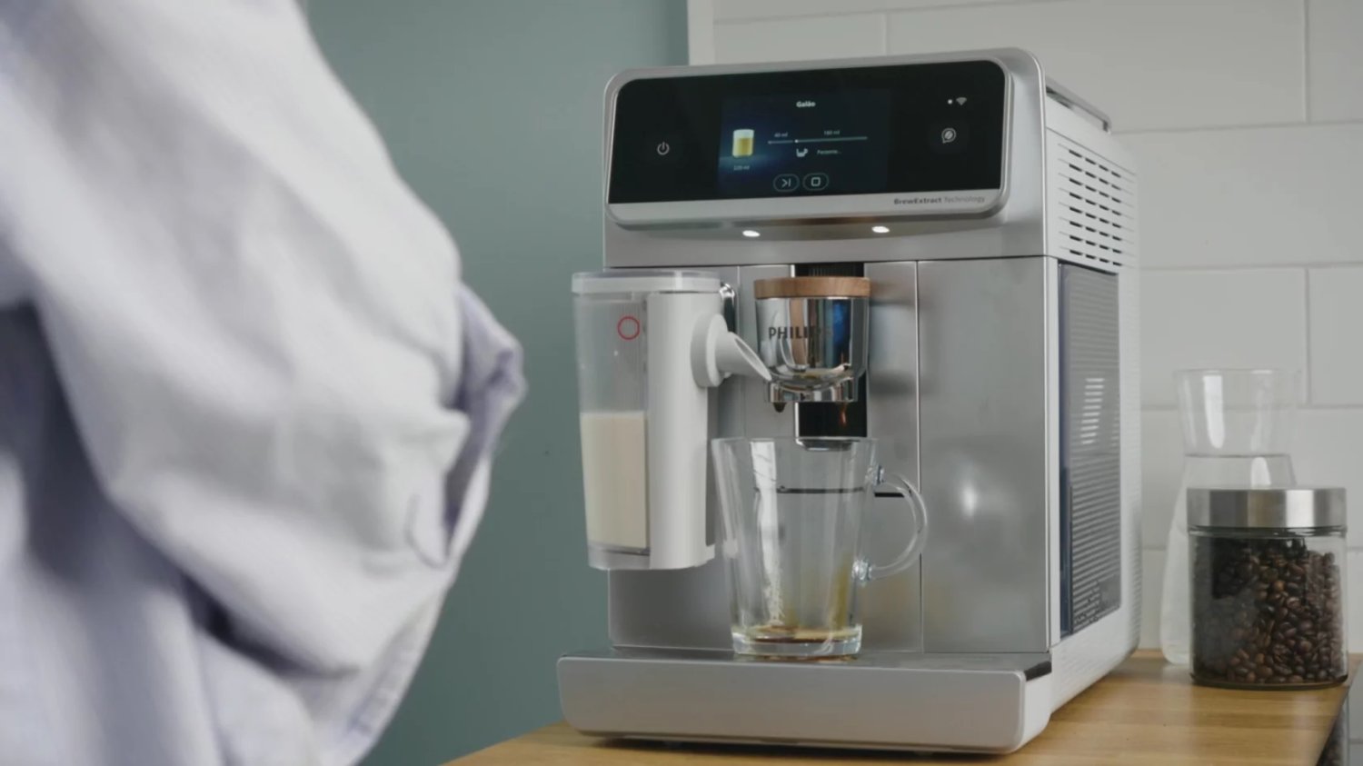 Philips LatteGo Pro to automatyczny ekspres do kawy, który oferuje ponad 50 przepisów na gorące i zimne napoje o jakości nieustępującej kawie z dobrej kawiarni na mieście.