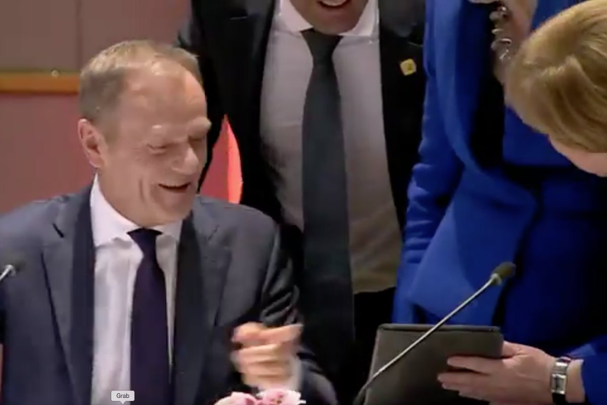 Angela Merkel pokazała na tablecie coś, co rozśmieszyło Theresę May i Donalda Tuska.