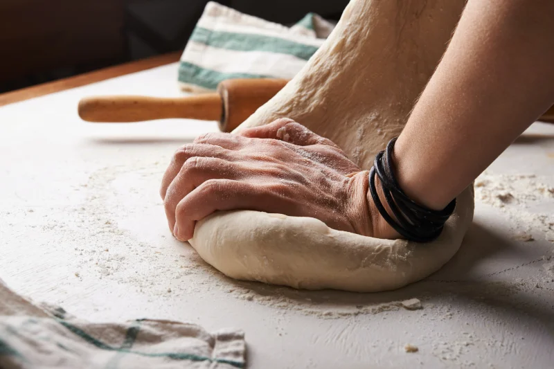 Kucharz ugniatał ciasto penisem w jednej z pizzerii w Murowanej Goślinie.