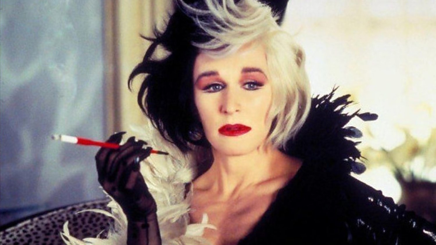 Jeśli masz taki problem z siwizną jak słynna Cruella de mon z filmu "101 dalmatyńczyków", spróbuj naturalnych metod odsiwiania włosów, które mogą działać skuteczniej niż niejedna farba... Domowe sposoby na odsiwianie włosów