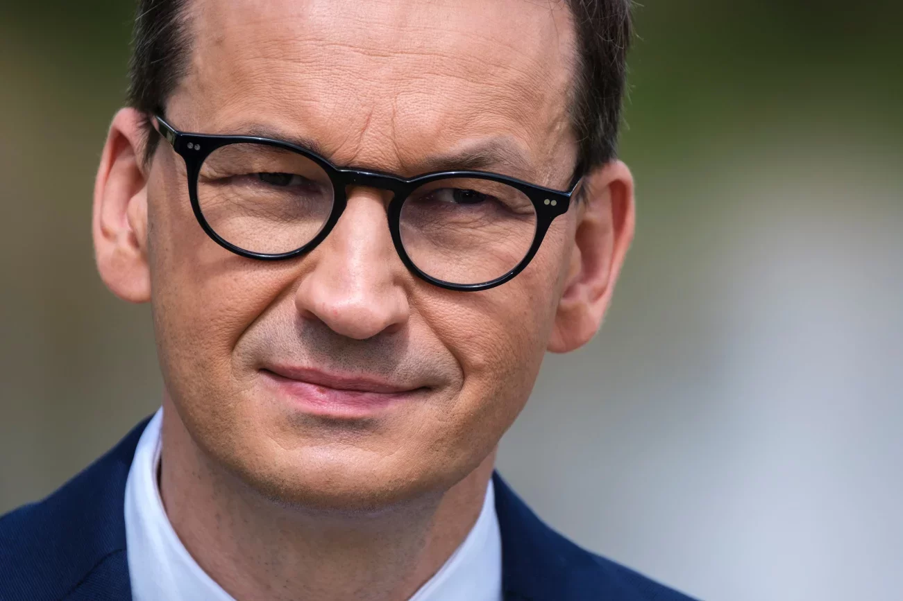 Mateusz Morawiecki poinformował w poniedziałek, iż została podpalona stacja epidemiologiczna i punkt szczepień w Zamościu.