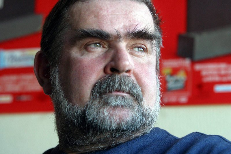 Janusz Rewiński zaczął się angażować politycznie, po tym jak został zwolniony z pracy w telewizji