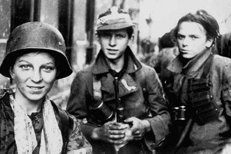 Żołnierze AK to antysemici i nacjonaliści. Tak wygląda Polak w hitowym niemieckim filmie "Unsere Mütter, unsere Väter". Teraz sprawa ma zostać zbadana w filmie dokumentalnym.