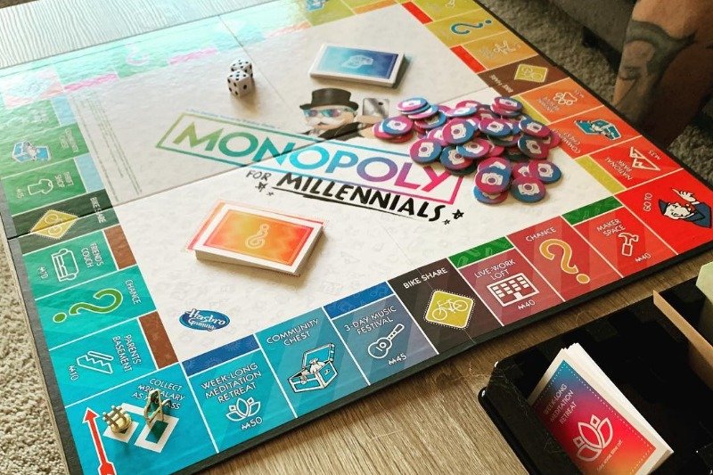 Monopoly dla Millenialsów punktuje życie pokolenia. Niektórych bawi, innych bulwersuje