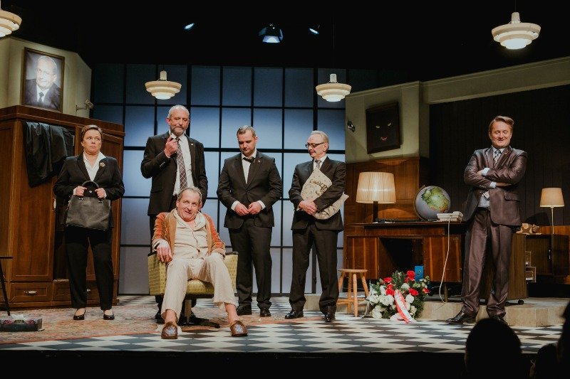 "Ucho prezesa, czyli scheda" to dobra satyra polityczna, którą zobaczymy w Teatrze 6 piętro w Warszawie