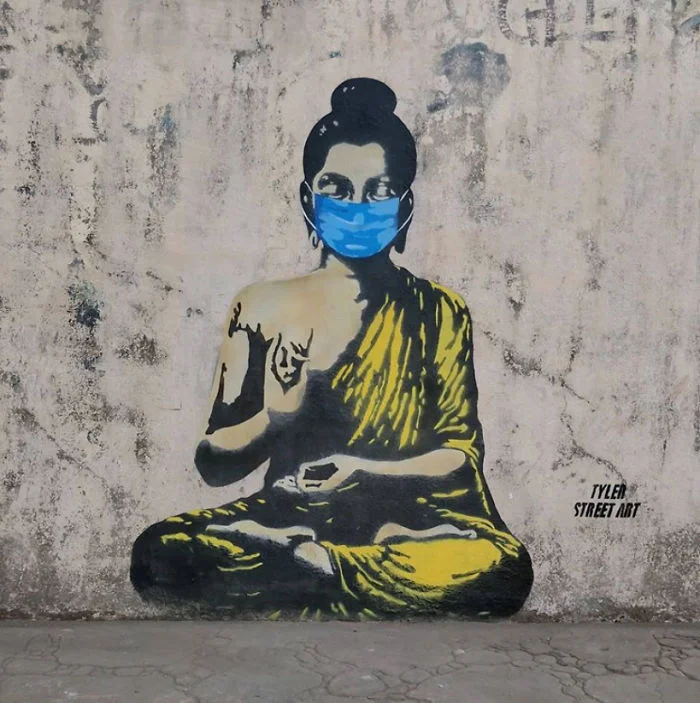 Boisz się pandemii? W czasach zarazy pomóc może Ci tylko... buddyjski spokój! Mural z Bombaju. Pandemia covid-19.