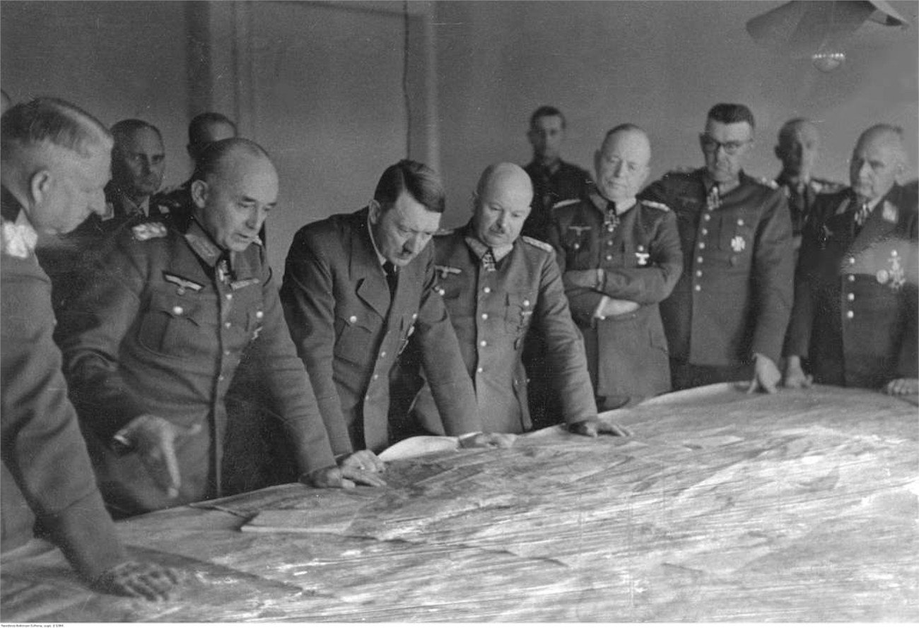 Adolf Hitler podczas narady.