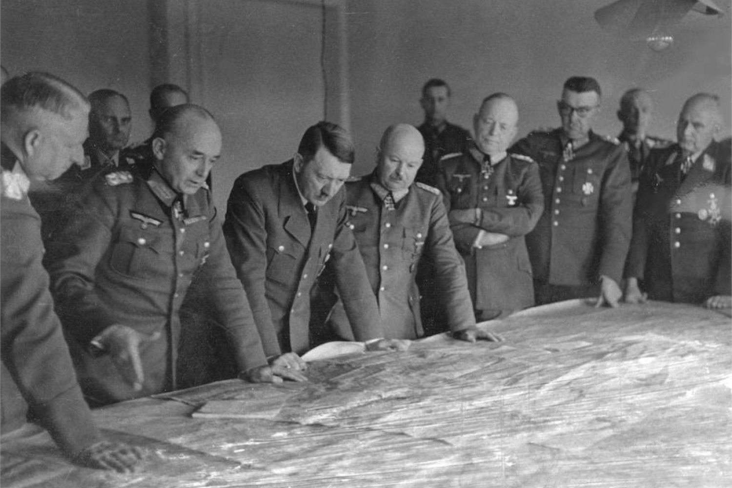 Adolf Hitler podczas narady.