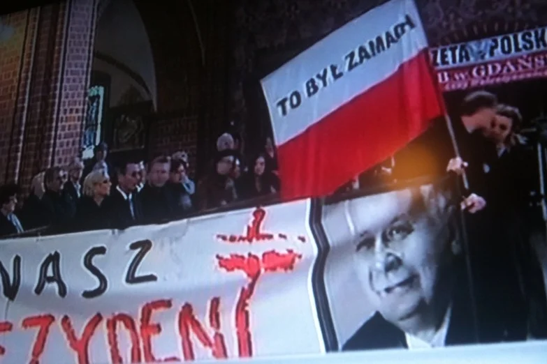 Fragment transmisji powtórnego pogrzebu Anny Walentynowicz na antenie TVN24.