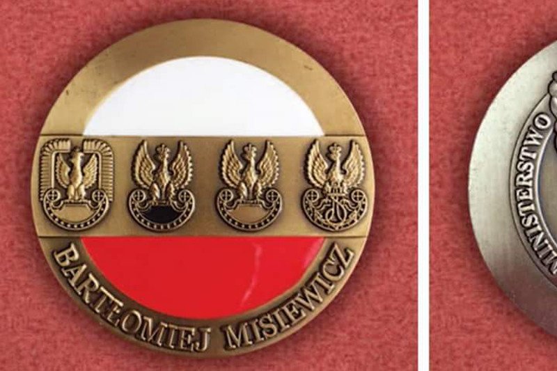 Andrzej Rozenek, dziennikarz "Nie" (wcześniej poseł Ruchu Palikota), pokazał na Twitterze "medal" Misiewicza.