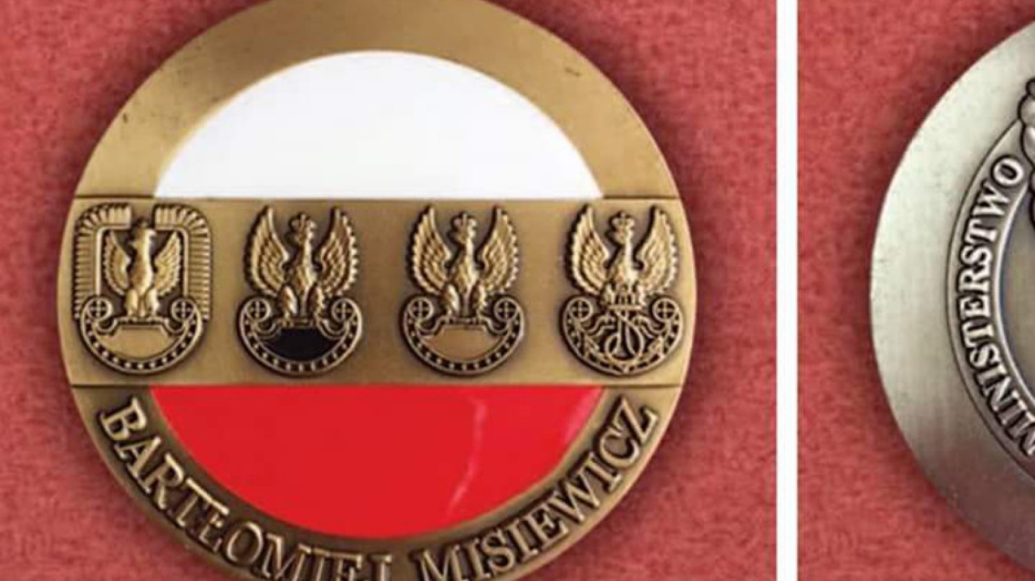 Andrzej Rozenek, dziennikarz "Nie" (wcześniej poseł Ruchu Palikota), pokazał na Twitterze "medal" Misiewicza.