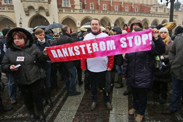 Tomasz Sadlik z Krakowa i inni "frankowicze" protestujący przeciwko polityce banków