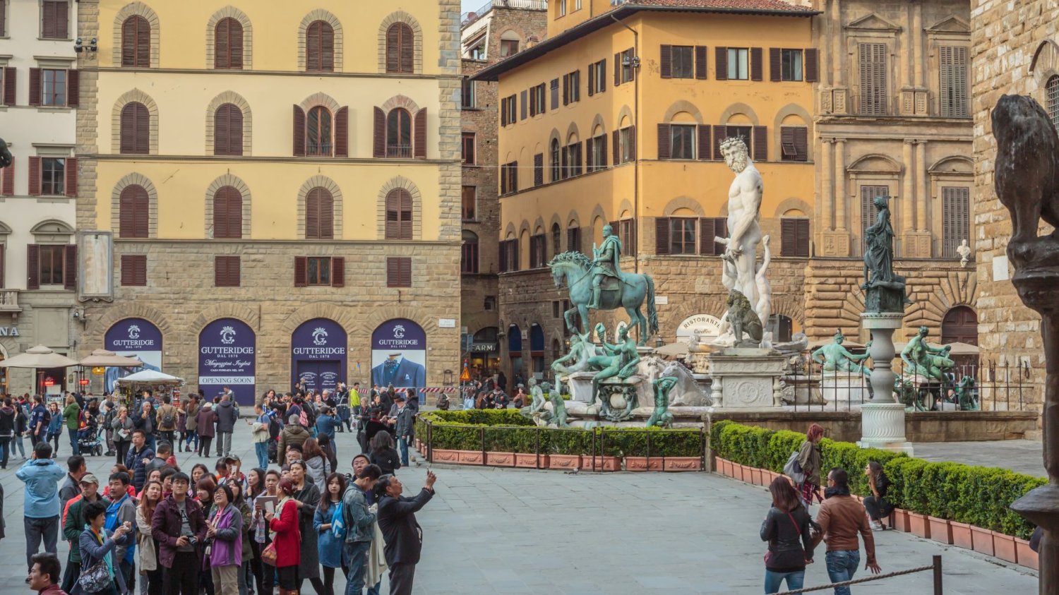 Znana włoska atrakcja znów ucierpiała. Wszystko przez nieodpowiedzialność turystki Fontanna Neptuna we Florencji we Włoszech, usytuowana na Piazza della Signoria