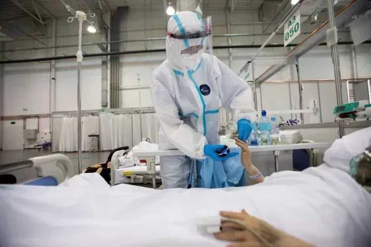 Liczba zakażeń i zgonów na stabilnym poziomie. Jest najnowszy raport MZ