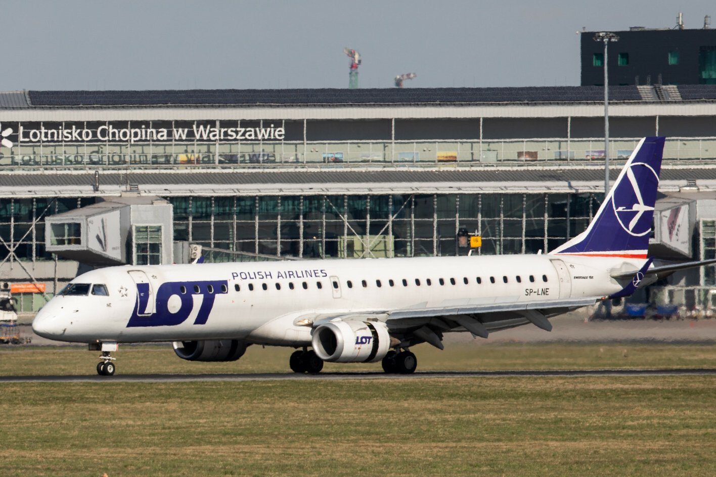 Dwa samoloty w Polsce w środę lądowały awaryjnie z powodu podejrzenia bomby.