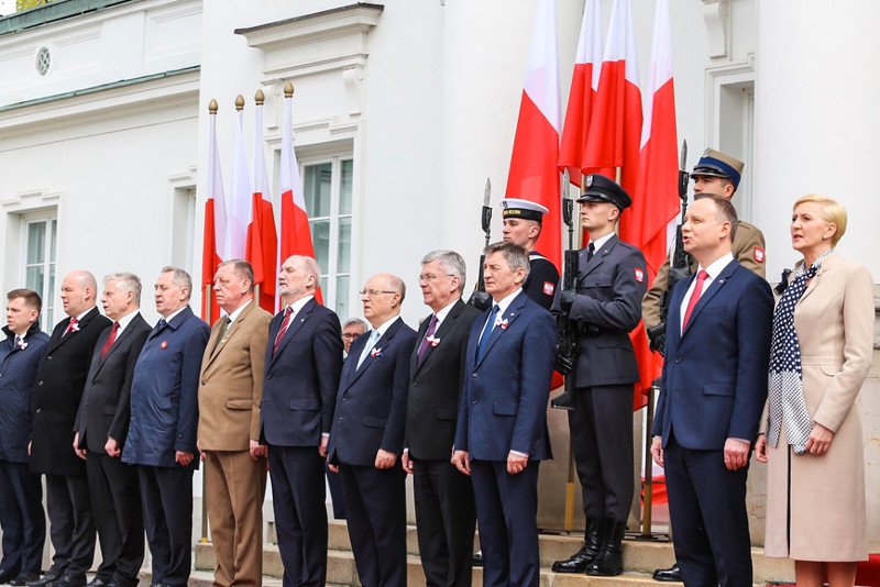 Andrzej Duda wręczył odznaczenia i flagi.