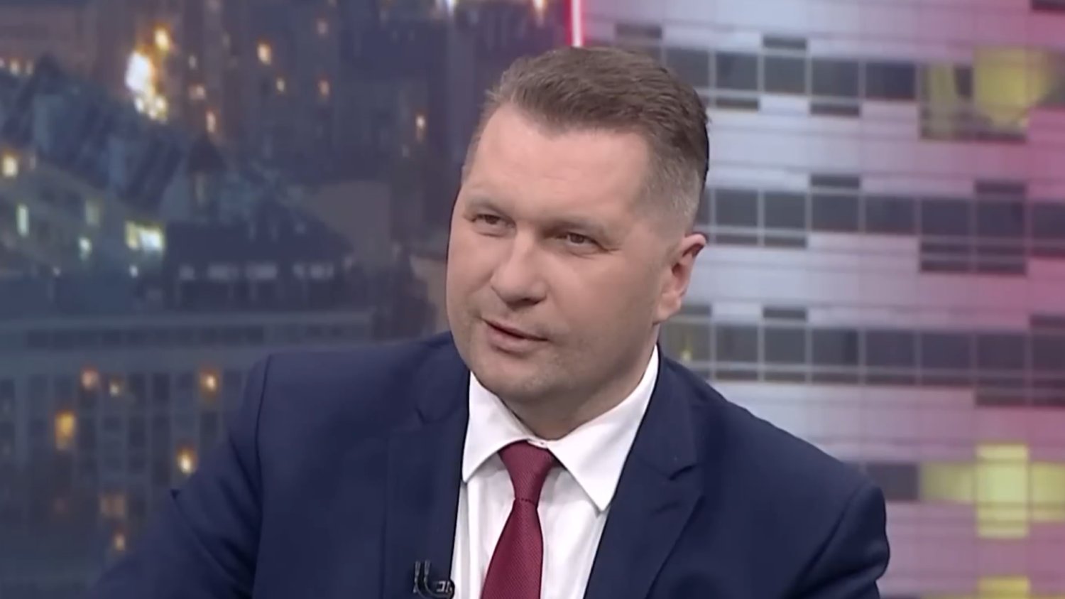 Przemysław Czarnek w studiu telewizyjnym.