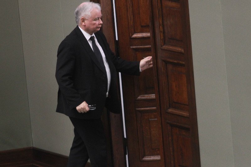 Prezes PiS szuka senatorów, którzy w sprawie uchylenia immunitetu Stanisławowi Kogutowi głosowali niezgodnie z poleceniem partii.