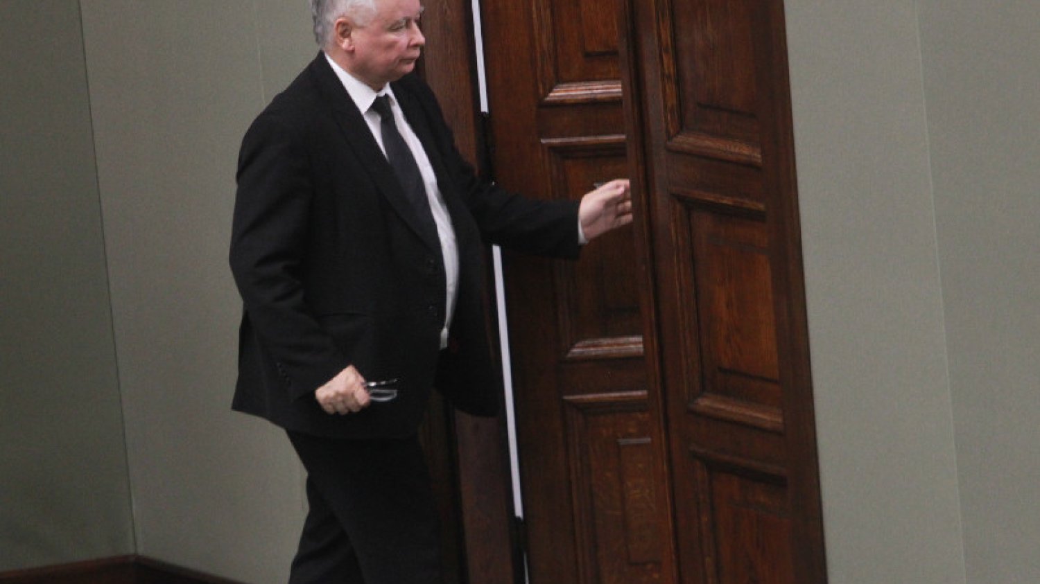 Prezes PiS szuka senatorów, którzy w sprawie uchylenia immunitetu Stanisławowi Kogutowi głosowali niezgodnie z poleceniem partii.