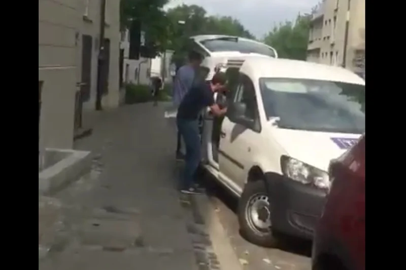 Kinga Gajewska z PO nagrała ekipę TVP z mandatem za szybą auta.