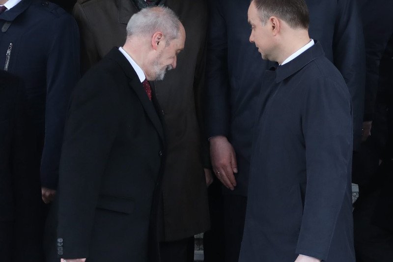Prezydent Andrzej Duda i szef MON Antoni Macierewicz  weszli w fazę zimnej wojny