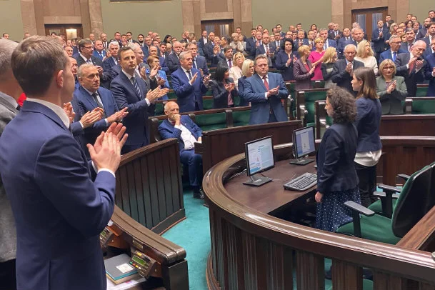 Janusz Korwin-Mikke jako jedyny poseł nie wstał podczas przyjęcia przez Sejm uchwały potępiającej manipulacje i kłamstwa historyczne Rosji.