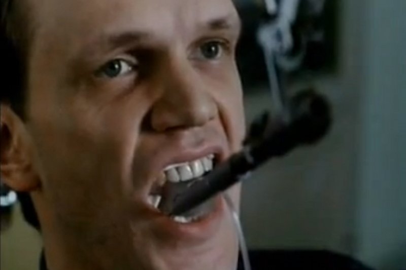 Główny bohater "Nic śmiesznego" Adaś Miałczyński (Cezary Pazura) u dentystki (Bożena Dykiel)