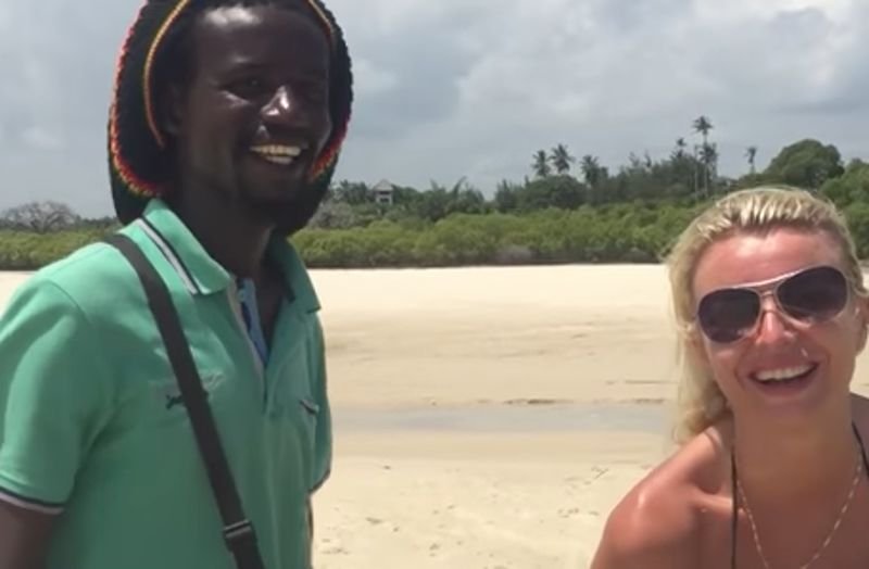 Ten Kenijczyk wielu słów po polsku nauczył się z internetu, bo jak informują autorzy nagrania "lubi Polaków"