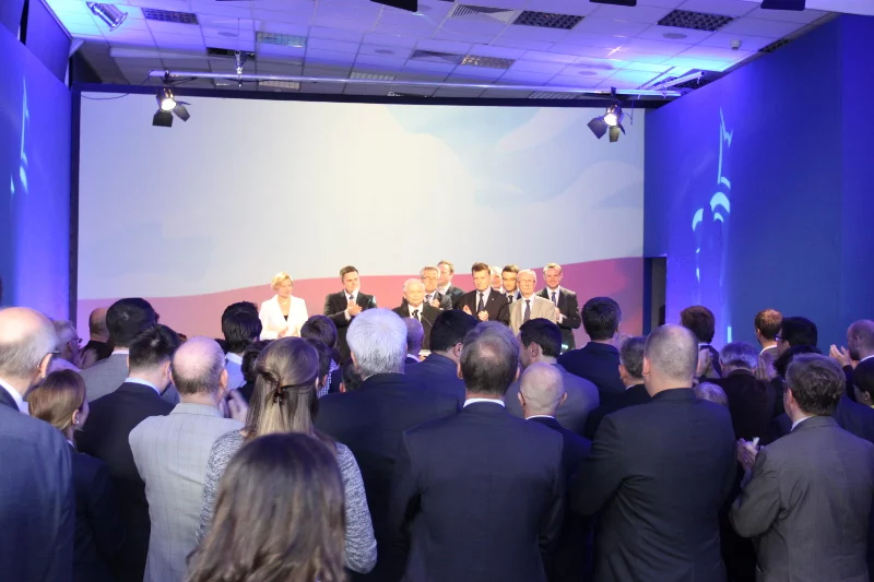 Prezesa PiS ze sceny oklaskiwali m.in. Mariusz Błaszczak, Anna Fotyga, Antoni Macierewicz i Adam Hofman
