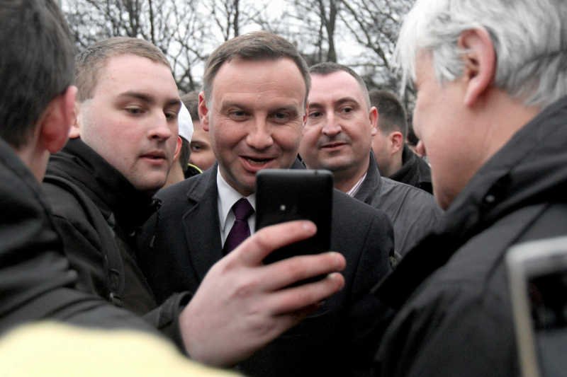 Andrzej Duda człowiek o wielu politycznych twarzach. Czy właśnie przygląda się kolejnemu wcieleniu?