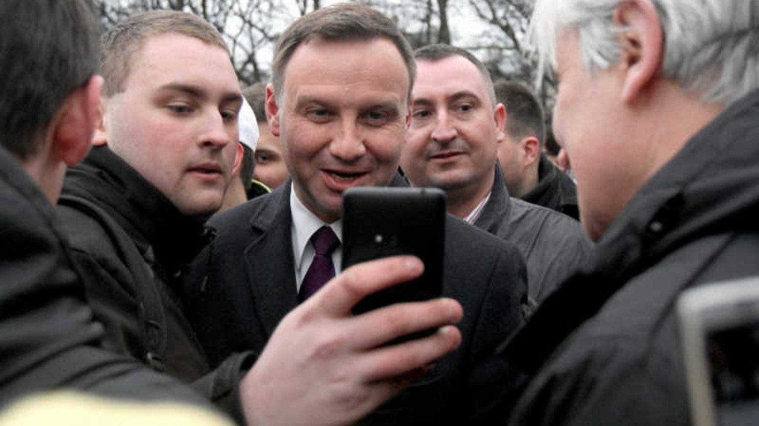 Andrzej Duda człowiek o wielu politycznych twarzach. Czy właśnie przygląda się kolejnemu wcieleniu?