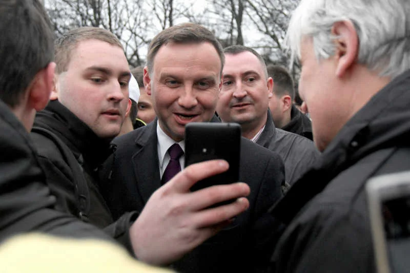 Andrzej Duda człowiek o wielu politycznych twarzach. Czy właśnie przygląda się kolejnemu wcieleniu?
