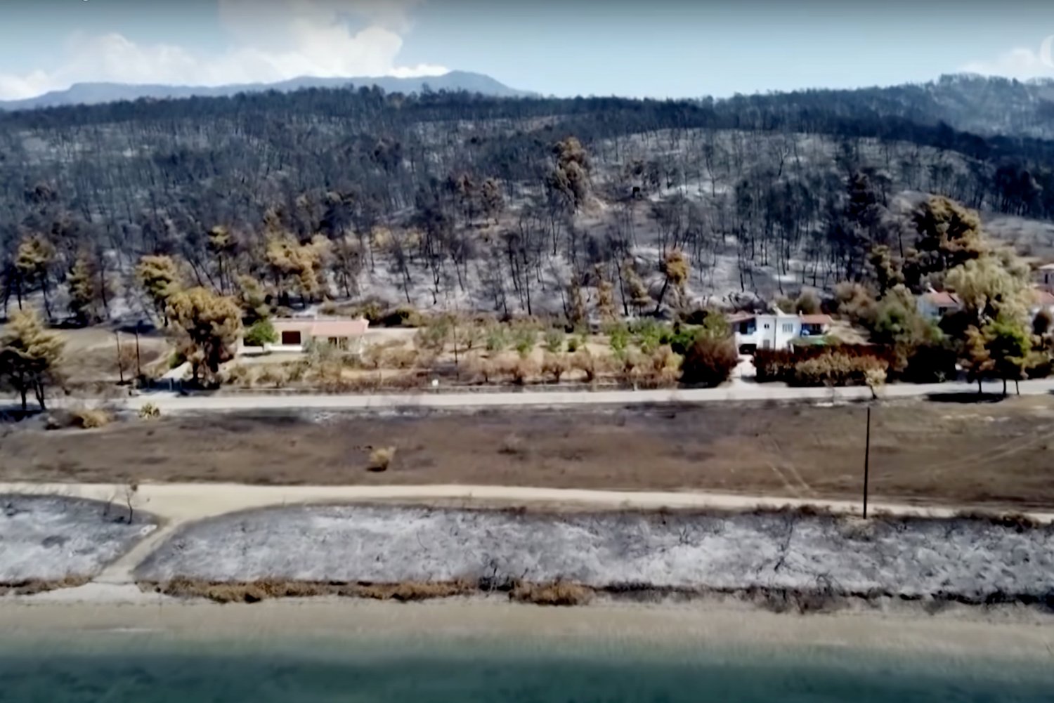 Skala pożarów w Grecji. Zdjęcia z drona.
