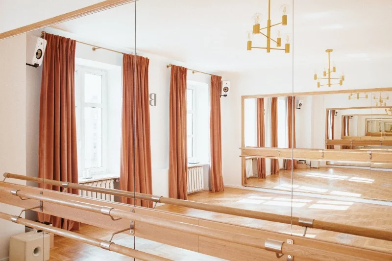 We wnętrzach warszawskiego studia jest bardzo dziewczęco