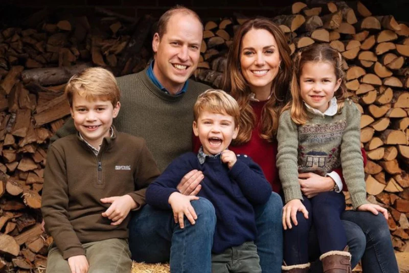 George, Charlotte i Louis przygotowali laurki z okazji Dnia Matki.