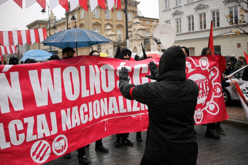 Szli razem przeciwko nacjonalizmowi. Doszło do zamieszek przed bramą UW