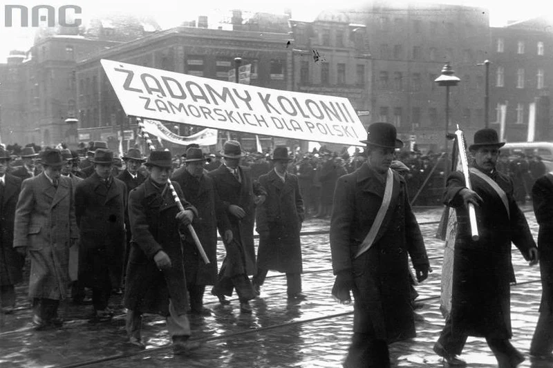 Przedstawiciele Ligi Morskiej i Kolonialnej niosący transparent podczas pochodu. Lata 30. XX wieku.