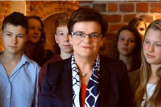 Minister edukacji Krystyna Szumilas dziękuje "całemu środowisku szkolnemu". Otaczają ją gimnazjaliści
