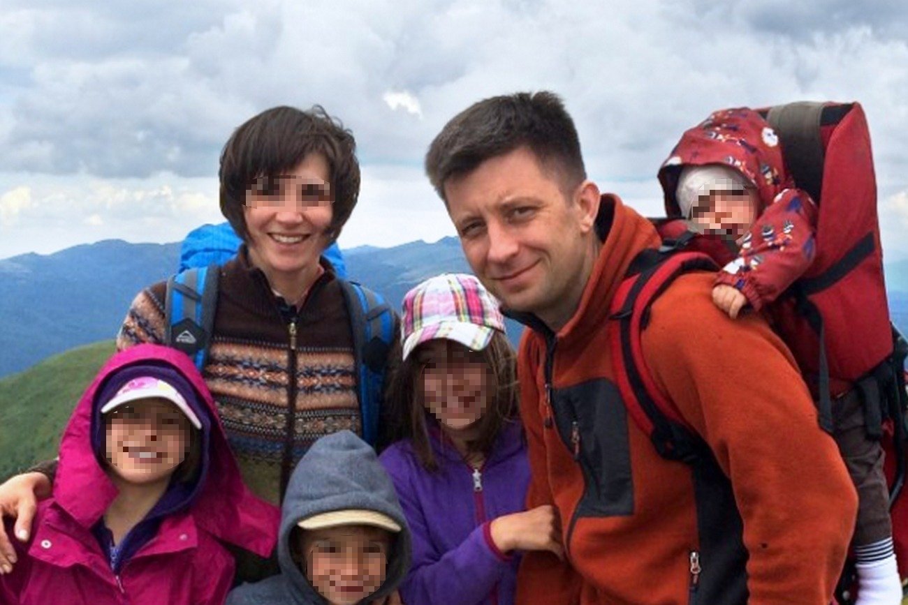 Michał Dworczyk z żoną i czwórką dzieci.