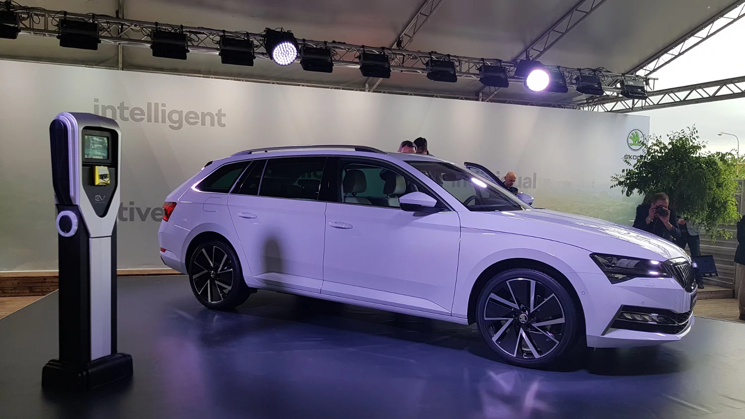 Skoda oprócz elektrycznych samochodów chce też rozbudowywać sieć stacji ładowania pojazdów.
