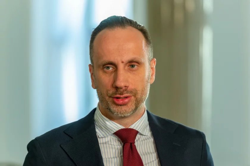 Janusz Kowalski zajmuje się plakatami o osobach LGBTQ+.