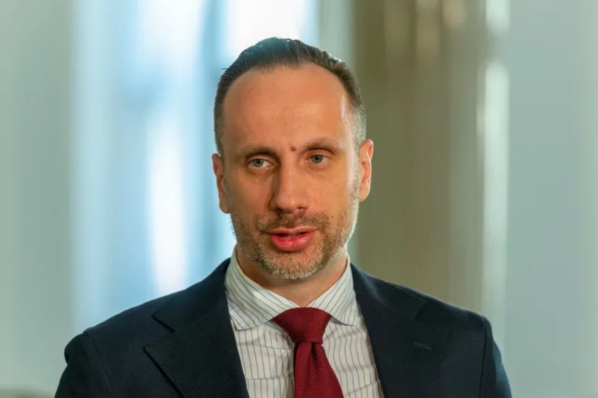 Janusz Kowalski zajmuje się plakatami o osobach LGBTQ+.