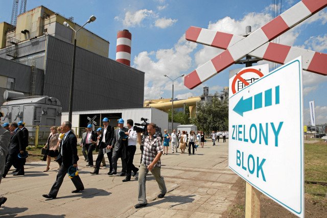 W elektrowni Połaniec powstał największy na świecie blok opalany biomasą.  - To nie nic wspólnego z zielona energetyka, uważają ekolodzy.